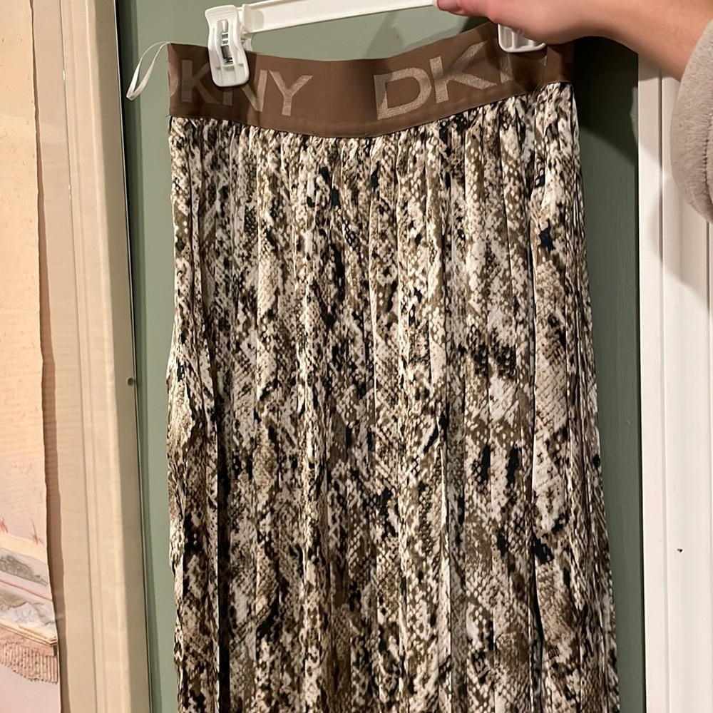 NWOT DKNY boutique animal print pleated skirt. Gorgeous - Picture 12 of 17